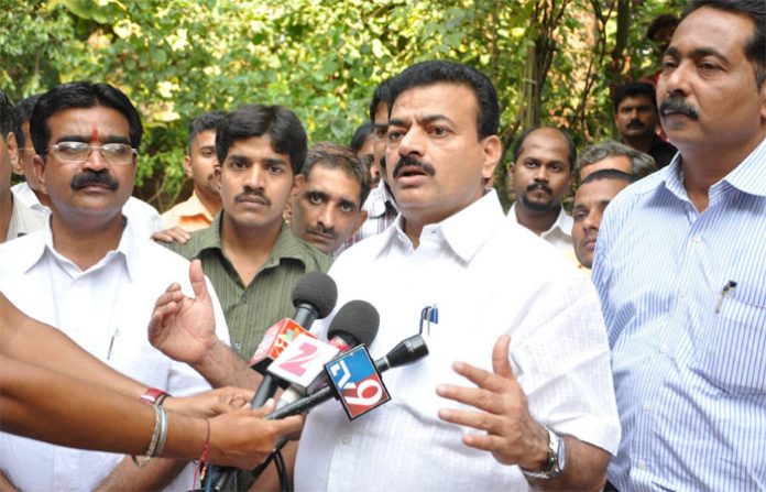 bhaskar-jadhav-good-image Bhaskar jadhav talking to media