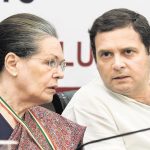 नॅशनल हेरॉल्ड प्रकरण,सोनिया व राहुल गांधी यांच्यावर गुन्हा दाखल