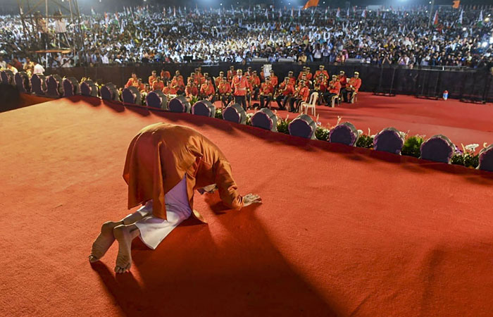 uddhav-thackeray-bows-down