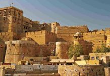 हॉटेलमध्ये मुक्काम आणि जेवणासाठी वेटरचे काम; जैसलमेरमध्ये ब्रिटीश पर्यटकांचा अनोखा जुगाड, कोणत्या कामाची लाज नाही बाळगली