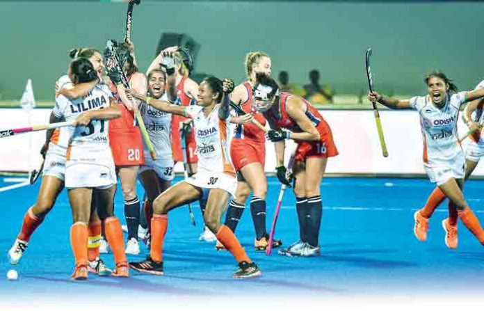 women-hockey-team