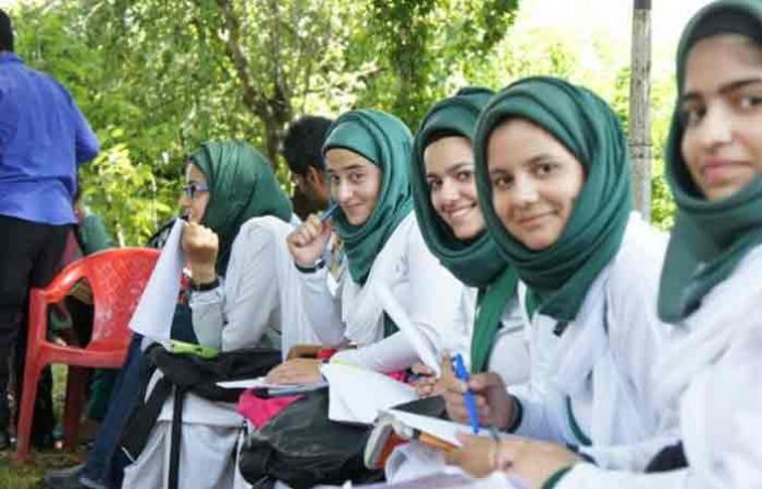 kashmir-student