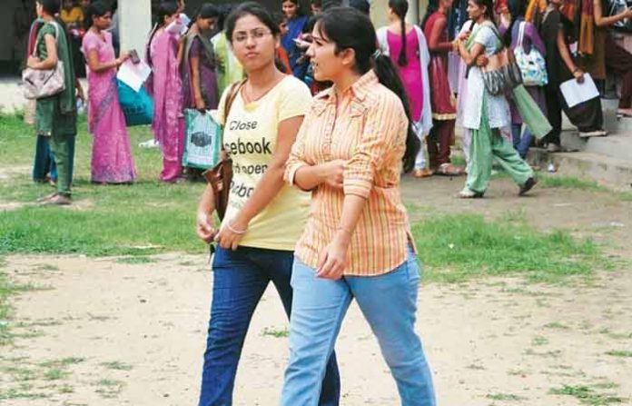 women-wearing-jeans