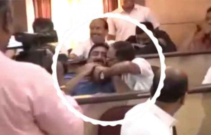 corporator-kissed-kolhapur corporator-kissed-kolhapur