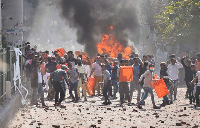 Pro and anti-CAA protestors clash