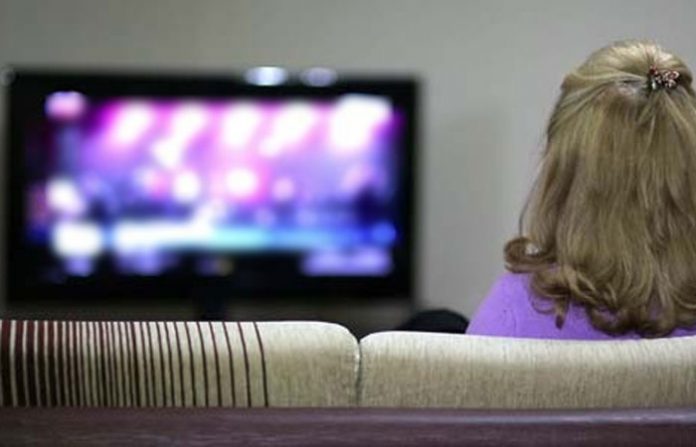 waoman-watching-tv