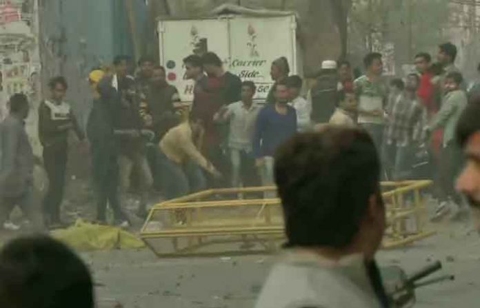 delhi-stone-pelting