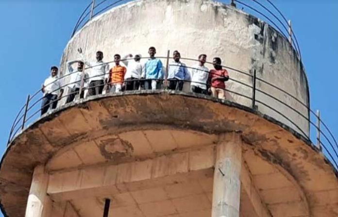 nashik-sholay-style-protest
