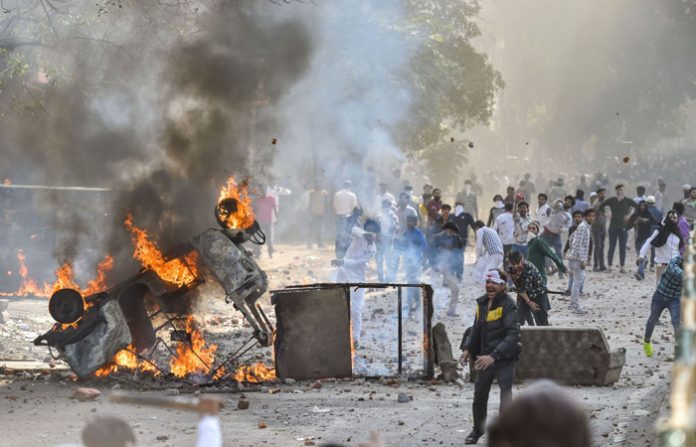 white-car-burn-delhi-violen
