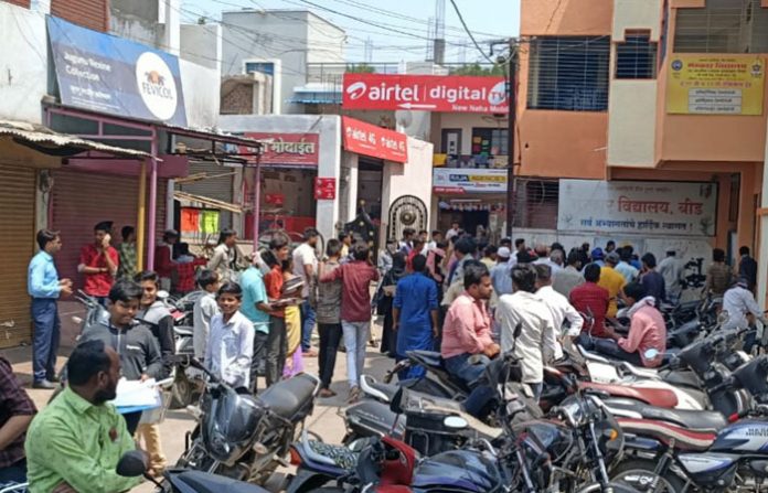 beed-exam-center-crowd