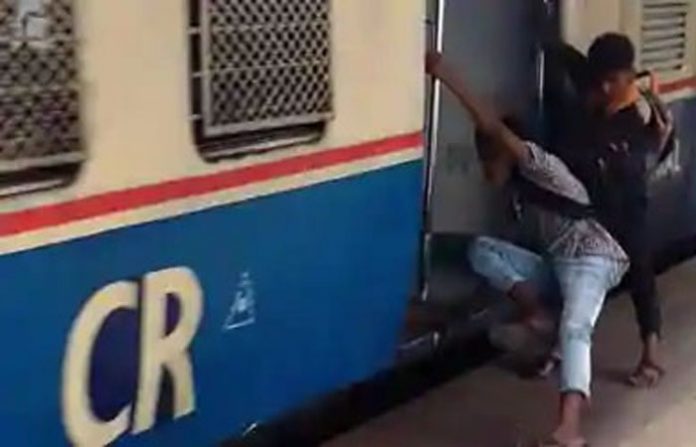 mumbai-local-train-stunt