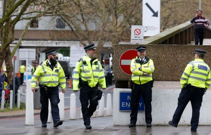 boris-johnson-corona-london-police-outside-hospital