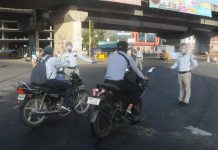 Photo – पुणे वाहतूक पोलीस – कुठे वज्रापेक्षा कठोर, कुठे कुसुमाहून मऊ