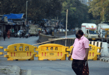 Photo – हॉटस्पॉट असलेल्या वरळीतील अनेक रस्ते पोलिसांनी केले सील