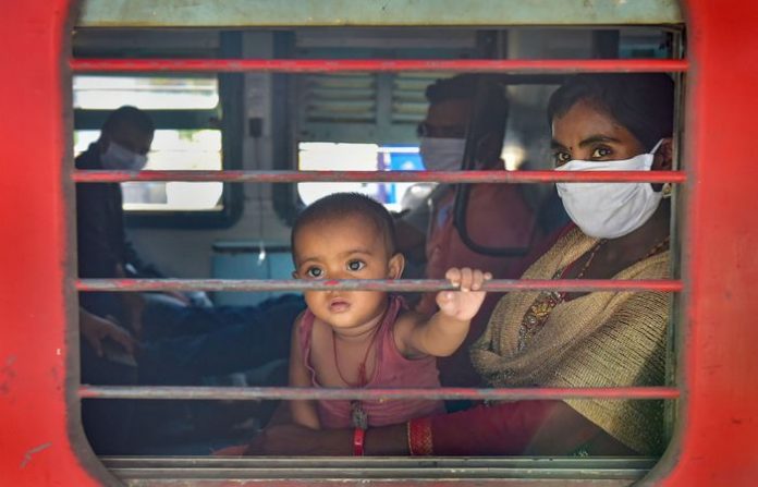 migrant-labour-in-train-kid-and-mother