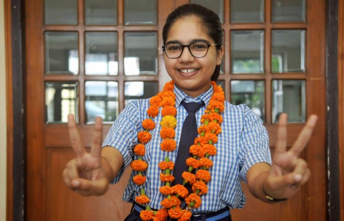 लखनऊची विद्यार्थिनी देवांशी हिला सीबीएसईच्या परीक्षेमध्ये 100 टक्के मार्क मिळाले आहेत.