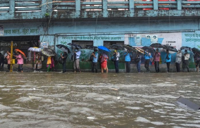 byculla-bridge-stranded-people