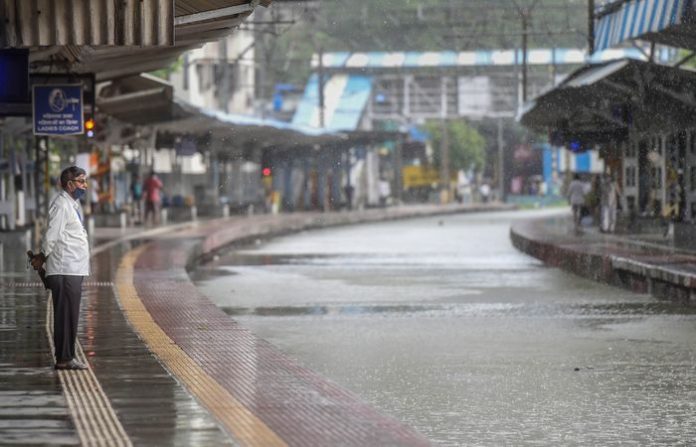 chunabhatti-railway-station-mumbai-rain