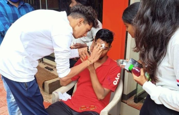 malvan-tree-fall-youth-injured