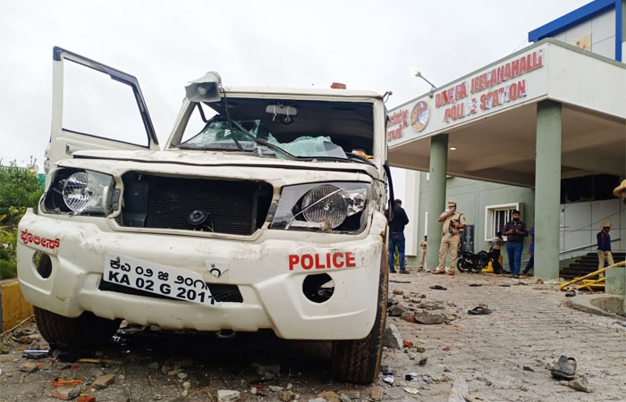 police-car-bengaluru-violen