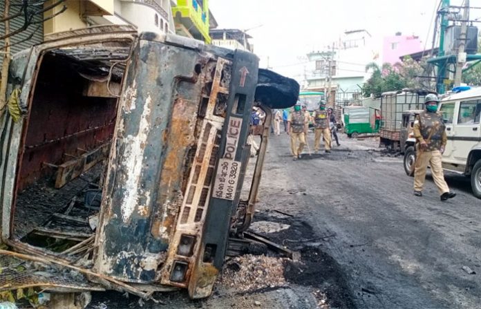 police-van-bengaluru-violen