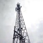 मुलाच्या शिक्षणासाठी ‘लाडकी बहीण’ टॉवरवर, प्रशासनाला फोडला घाम; तब्बल 14 तासांनंतर महिला टॉवरवरून उतरली खाली