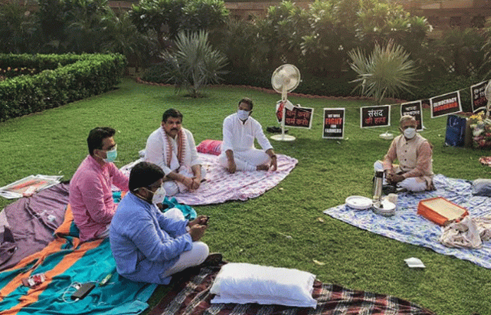 rajyasabha-mp-protesting