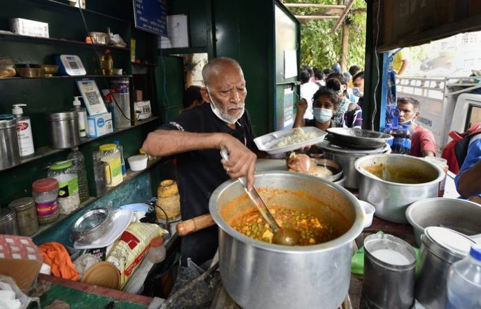 kanta-prasad-preparing-food