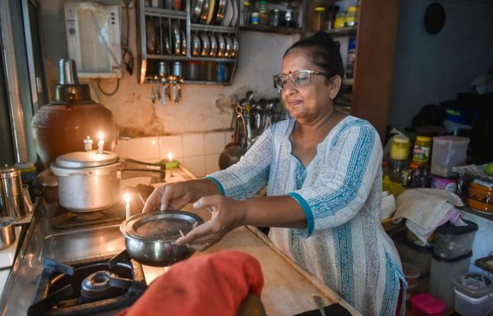 no-electricity-power-in-mumbai-woman