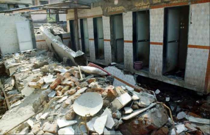 kurla-toilet-wall