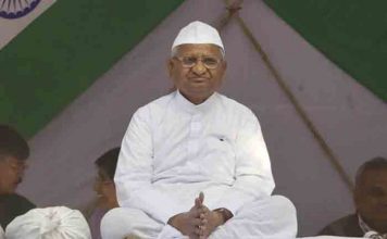 दिल्लीतील विद्यार्थ्यांच्या सत्याग्रहास समर्थन, अण्णा हजारेंचे नगरमध्ये मौन आंदोलन
