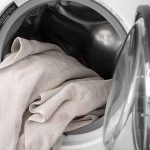 वॉशिंग मशीनमध्ये कपडे धुताना या चुका न विसरता टाळा, वाचा