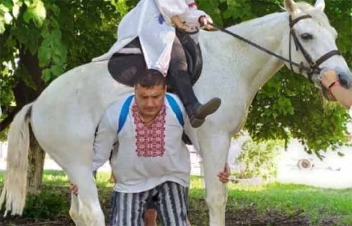 damitri-horse-lifter