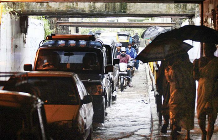 605014-waterlogged-khar-subway