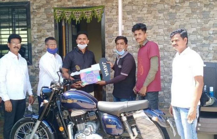 mayur-shelke-jawa-bike