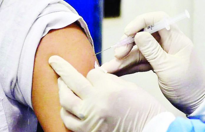 909812-vaccine-inject
