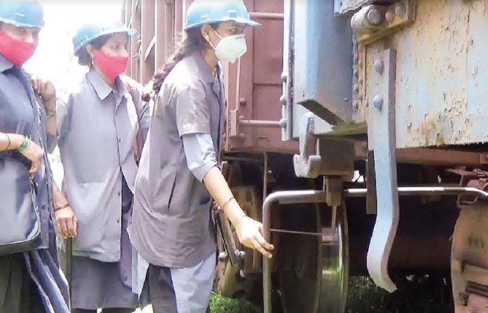 central-railway-woman-techn