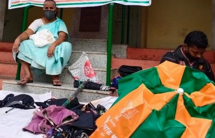 pune-bjp-umbrella-repair