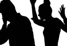 पत्नीने प्रेयसीसोबत रंगेहात पकडले, नंतर नवऱ्याला केली भररस्त्यात धुलाई