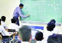 महायुती सरकारच्या काळात एका शिक्षकावर 37 विद्यार्थ्यांचा भार; शिक्षक टंचाई आणि पायाभूत सुविधांच्या अभावाने शालेय शिक्षण बेहाल