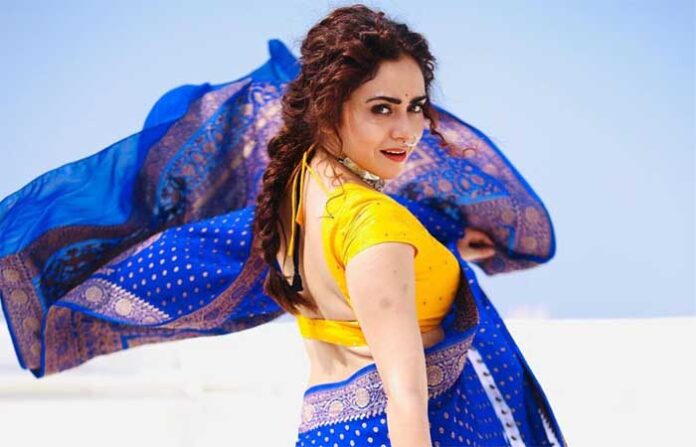 amruta-khanvilkar-saree