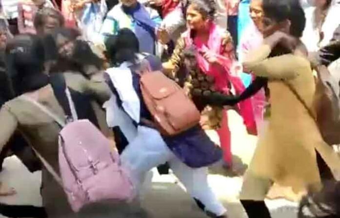 Argument between college girls in Chennai Argument between college girls in Chennai