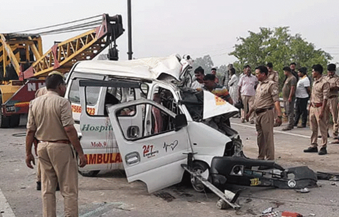 बरेलीमध्ये भीषण अपघात, रुग्णवाहिका-ट्रकच्या धडकेत चालकासह एकाच कुटुंबातील 6  ठार | Saamana (सामना)