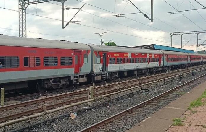kokan-railway-overhead
