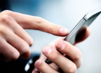 बँकेच्या कामाच्या बहाण्याने मोबाईल नंबर मिळवला, मग महिला कर्मचाऱ्याला अश्लीस मेसेज पाठवले