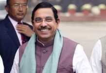 धर्मेंद्र प्रधान यांच्या राजीनाम्यानंतर केंद्रीय मंत्री प्रल्हाद जोशी यांच्याकडे शिक्षण मंत्रालयाचा अतिरिक्त कार्यभार Pralhad-Joshi