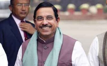 धर्मेंद्र प्रधान यांच्या राजीनाम्यानंतर केंद्रीय मंत्री प्रल्हाद जोशी यांच्याकडे शिक्षण मंत्रालयाचा अतिरिक्त कार्यभार Pralhad-Joshi