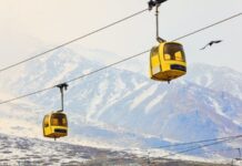 बर्फवृष्टीनंतर गुलमर्ग पर्यटकांनी फुलले, गोंडोला राईडसाठी पर्यटकांच्या लांब रांगा