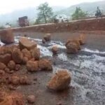 परशुराम घाटातील भरावाची माती शेतात, रेल्वे ट्रकवरील मोरी गाळात