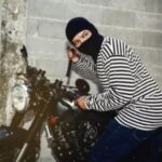 उलटा तपास करीत दुचाकी चोराला पकडले, चोरीच्या दोन दुचाकी हस्तगत